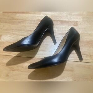 Nine West black heels in size 8M in good used condition. See pics for details